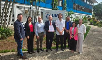 El rector Víctor Luna Barahona recibe la certificación de representantes de la BMI.