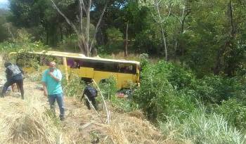 Personal de la Policía Nacional y del Cuerpo de Bomberos se encuentran en el sector.