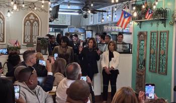 Fotografía de archivo del pasado 27 de octubre de la vicepresidenta y candidata a las elecciones presidenciales de EE. UU., Kamala Harris, mientras habla con simpatizantes en el restaurante 'Freddy &amp; Tony's', en el barrio de Fairhill, conocido como el epicentro de la comunidad puertorriqueña desde hace más de medio siglo en Filadelfia (EE. UU).