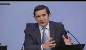 El presidente del banco español BBVA, Carlos Torres, en una captura de vídeo de la rueda de prensa telématica sobre la oferta pública de adquisición (opa) del Sabadell.