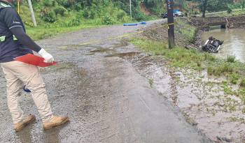 Un trágico accidente ocurrió en la vía hacia la comunidad de La Estrella, en Boquete, Chiriquí, cuando un vehículo cayó en un canal de agua