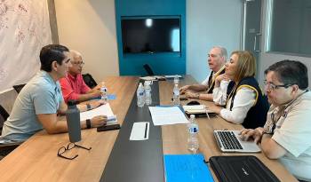 Delegados Electorales (d.) junto a Rómulo Roux y José Blandón (i.) durante la reunión.