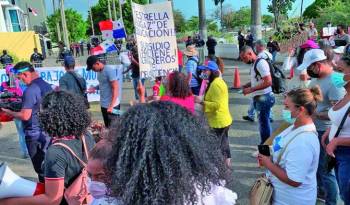 La sociedad panameña indignada por las denuncias de abusos físicos, psicológicos y sexuales a los menores en los albergues protestan frente a la sede del Senniaf.