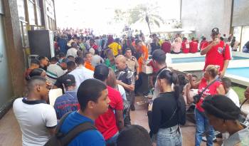 Este lunes gran cantidad de funcionarios realizaron largas filas en el Edificio Hatillo para retirar su pago de la quincena en cheques.