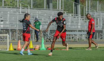 Natalia Mills (d.) y Nicole de Obaldía (i.) durante un entrenamiento con la selección Femenina de Panamá.