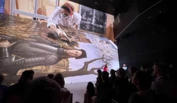 El Museo Nacional Thyssen-Bornemisza muestra por primera vez fuera de España, en el festival Ars Electronica de Austria, las imágenes en gigapíxeles del cuadro de Vittore Carpaccio 'Joven caballero en un paisaje'.