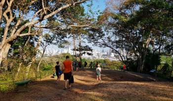 Turistas caminan por el Parque Metropolitano en la ciudad de Panamá.