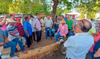 El ministro Augusto Valderrama conversó con productores tras terminar reunión en Santiago, provincia de Veraguas.