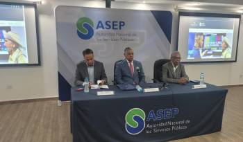 El abogado e interventor, Alex Arroyo (der.), junto con el administrador general de la ASEP, Armando Fuentes (centro), y el director de Telecomunicaciones Hildeman Rangel (izq.).