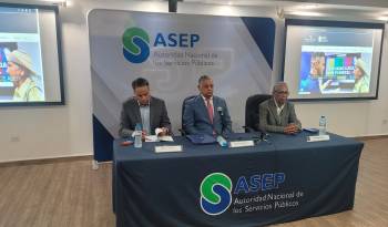 El abogado e interventor Alex Arroyo (der.), junto con el administrador general de la Asep, Armando Fuentes (centro), y el director de Telecomunicaciones, Hildeman Rangel (izq.).