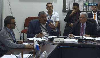 Rutilio Villarreal (Izq.), director del Idaan, ante la Comisión de Presupuesto.