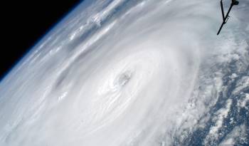 Fotografía de archivo tomada desde la Estación Espacial Internacional donde se muestra un huracán.