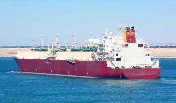 Buque transportando gas natural licuado cruza por el canal de Suez.
