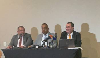 Equipo legal de Benicio Robinson: Alejandro González, Gilberto Cruz y Carlos Carrillo (De izq. a der.)