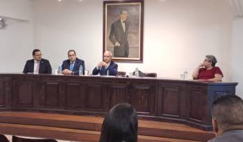 Conversatorio entre abogados y especialistas marítimos sobre el Convenio de Beijing.