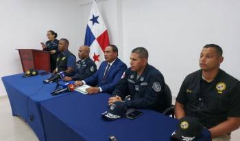 El fiscal Rafael Baloyes (centro) acompañado de la Policía Nacional ofreció detalles de la operación