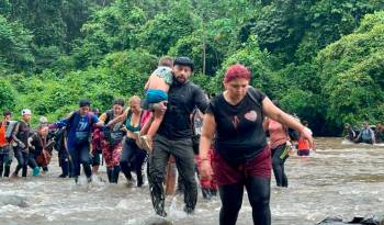 A Oscar Ramírez le ha tocado ayudar a niños que intentan cruzar la selva de Darién.