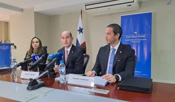 Conferencia de prensa, este martes, con el ministro del MEF, Felipe Chapman (centro).