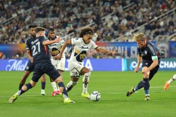 El futbolista panameño del Pumas, Adalberto Carrasquilla (c.).