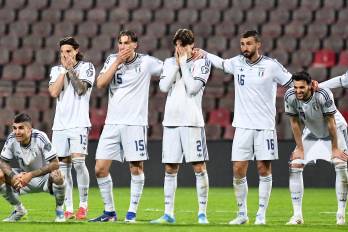 Los jugadores de Italia durante la tanda de penaltis en el partido de la repesca de la Copa Mundial de la FIFA 2026 entre Bosnia y Herzegovina e Italia.