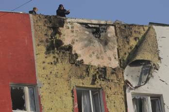 Vista de un edificio de apartamentos dañado tras un ataque con drones ucranianos en Moscú, Rusia, el 11 de marzo de 2025.
