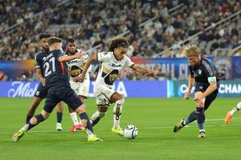 El futbolista panameño del Pumas, Adalberto Carrasquilla (c.).