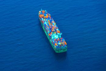 Un buque transita por el Canal de Panamá.