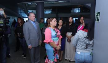 La presidente de la Asamblea, Dana Castañeda junto a los diputados Manuel Cohen y Walkiria Chandler, en su recorrido por los pasillos de la Asamblea Nacional.