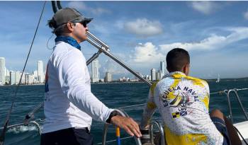 ‘Fue un honor ser invitado especial de la Escuela Naval y timonear una de sus tres embarcaciones’, dijo Gasperi.