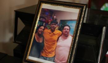 Un recuerdo de Christopher expuesto en la sala de su casa.