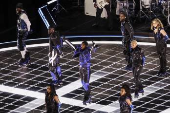 Usher (c) se presenta durante el espectáculo de medio tiempo del Super Bowl LVIII entre los Kansas City Chiefs y los San Francisco 49ers en el Allegiant Stadium, en Las Vegas, Nevada (EE.UU.), este 11 de febrero de 2024.