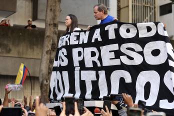 La líder opositora María Corina Machado junto con uno de sus aliados más cercanos, Juan Pablo Guanipa, exigiendo la liberación de los presos políticos en Venezuela.