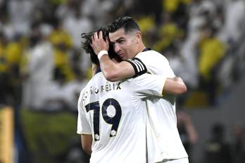 Cristiano Ronaldo (der.), del Al-Nassr, celebra con su compañero João Félix.