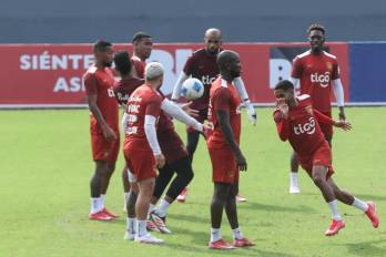 Jugadores de la selección de Panamá durante su último entrenamiento en el estadio Rommel Fernández antes de enfrentarse a Belice.