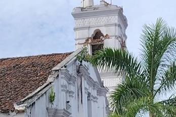 Salado explicó que también se dedicará una hora de silencio en honor a los próceres santeños de 1821 La estructura de la iglesia presenta algunos daños por el terremoto.