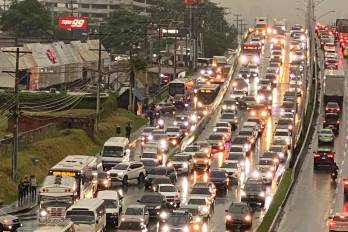 Fuerte tráfico en ciudad de Panamá debido a las fuertes lluvias de la tarde del 10 de julio de 2025.