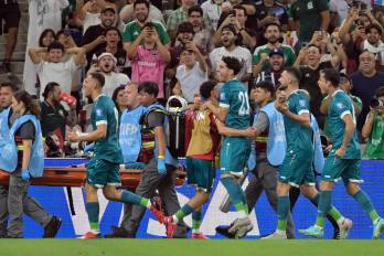 Jugadores de la selección de Irak celebran una de las anotaciones.