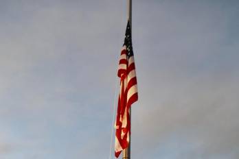 La bandera de Estados Unidos regresa a su embajada en Caracas después de siete años