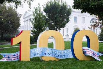 Un cartel en el jardín norte de la Casa Blanca desea un “Feliz cumpleaños” al expresidente estadounidense Jimmy Carter cuando cumpla 100 años, en Washington, DC, el 1 de octubre de 2024.