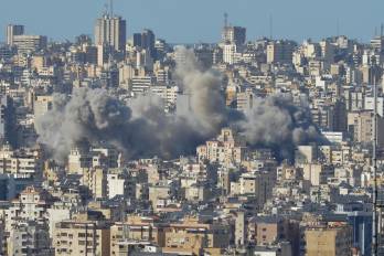 El humo se eleva después de un ataque israelí en el distrito de Dahieh en Beirut, Líbano, el 22 de octubre de 2024. Al menos 13 personas murieron después de un ataque aéreo israelí cerca del hospital público más grande del Líbano, en el sur de Beirut, dijo el Ministerio de Salud libanés. Según este último, más de 2.400 personas han muerto y más de 11.600 han resultado heridas en el Líbano desde el inicio de las recientes escaladas de hostilidades.