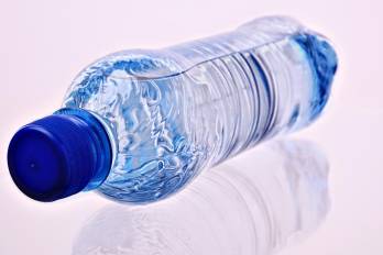 La Acodeco advierte a comercios sobre precios tope del agua embotellada en Herrera y Los Santos.
