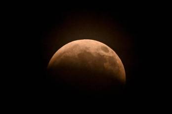 El cielo vivió el último eclipse lunar del año