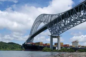 La ATTT sanciona a conductor de equipo pesado captado circulando por el Puente de las Américas