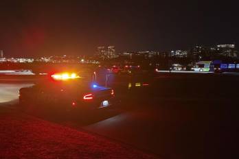 Miembros del Departamento de Policía de Washington DC trabajan en la zona del accidente aéreo en Washington, Estados Unidos.