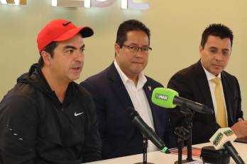 De izquierda a derecha, Pedro Boyd García de Paredes, presidente de la Comisión de Asuntos Deportivos de Apede; Alberto López Tom, presidente de Apede; y Adolfo Campos, vicepresidente de la Comisión de Asuntos Deportivos de Apede.