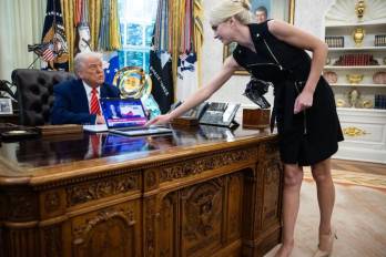 Natalie Harp, la asesora que filtra información para Trump y lo acompaña a todas partes