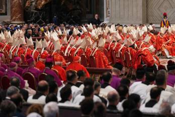 Los cardenales asisten a una misa por la elección del pontífice antes del inicio del cónclave, en la Basílica de San Pedro en el Vaticano.