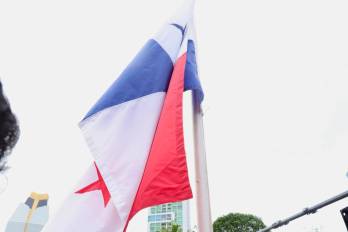 Estudiante extranjera denuncia que no puede portar la bandera de Panamá; Meduca responde.