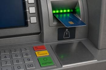 El Ifarhu avanza en pagos digitales con tarjeta para becas y PASE-U