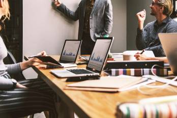 Estudio laboral revela descontento con los jefes entre trabajadores en Panamá